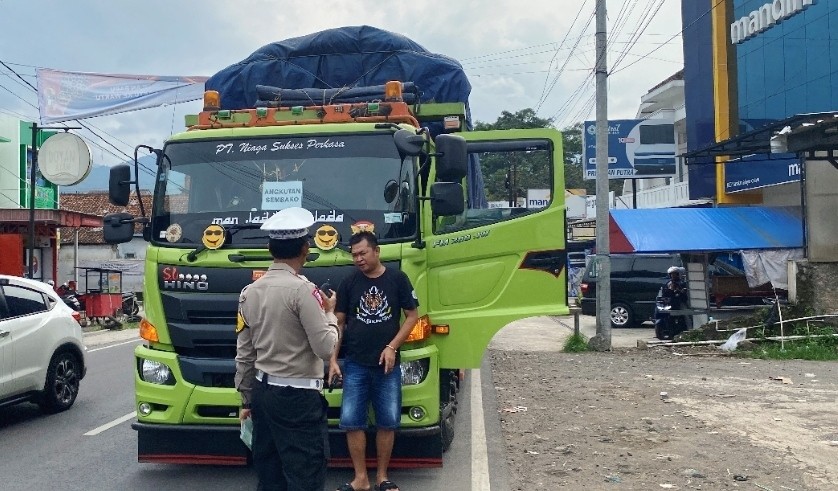 Truk Dilarang Melintas selama Lebaran, Sopir Nakal Ini Kelabui Petugas Pura-Pura Bawa Sembako