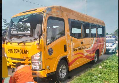 Bus Sekokah Terguling di Tol Padaleunyi Bandung, 6 Penumpang Luka-Luka