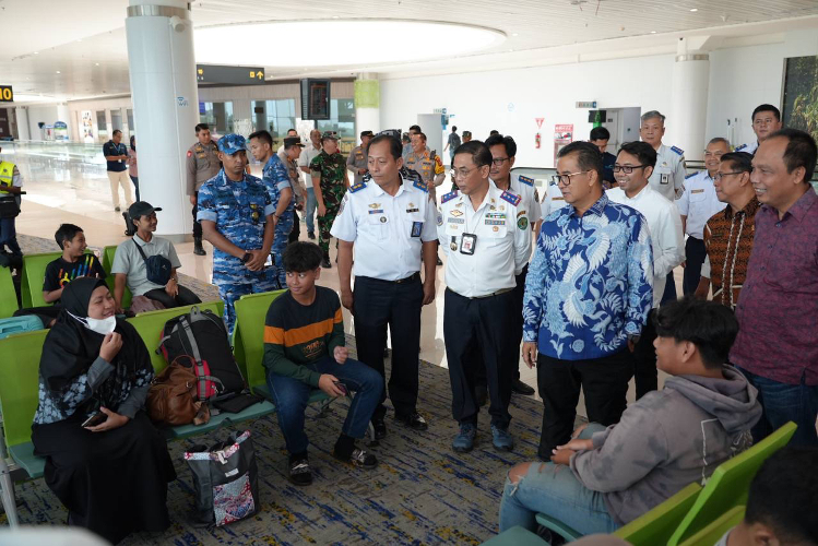 Tinjau Arus Mudik Lebaran, Pj Gubernur Kaltim Sambangi Bandara SAMS Balikpapan