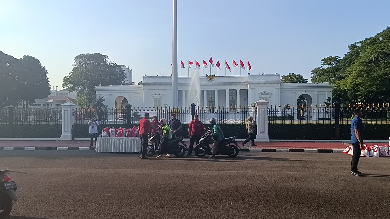 Presiden Jokowi Bagikan 1.000 Sembako di Depan Istana Merdeka Jakarta