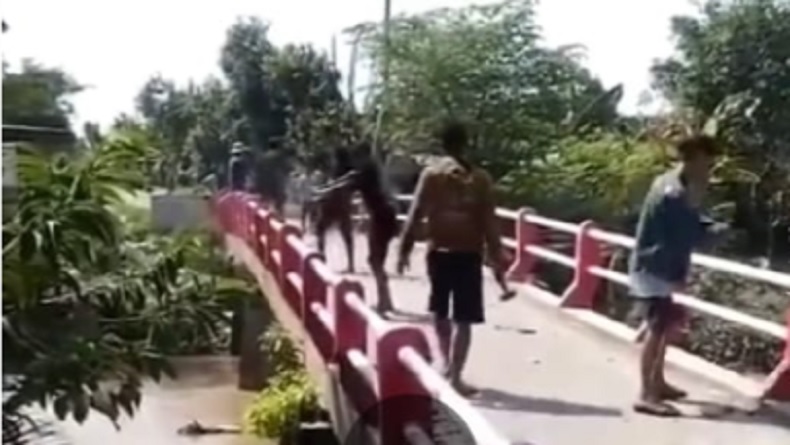 Viral Sejumlah Pemuda Rusak Penyangga Jembatan di Demak demi Truk Sound System Bisa Lewat