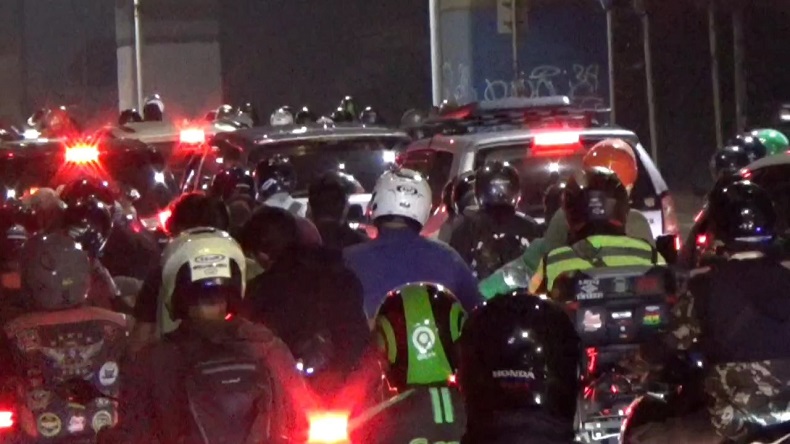 Malam Takbiran, Jalur Arteri Kalimalang Dipadati Pemudik Jarak Dekat