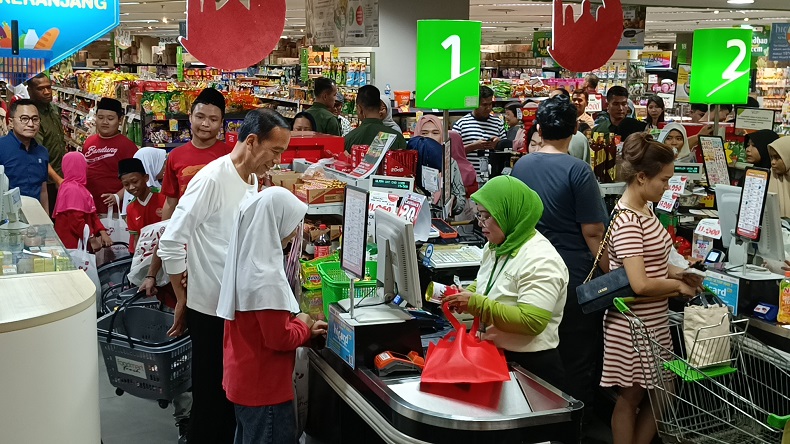Jokowi Traktir Anak-anak Yatim Beli Makanan di Plaza Atrium, Persilakan Pilih Sendiri