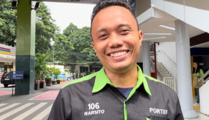 Porter di Stasiun Gambir Panen Rezeki di Momen Mudik, Sehari Bisa Raup Rp400.000