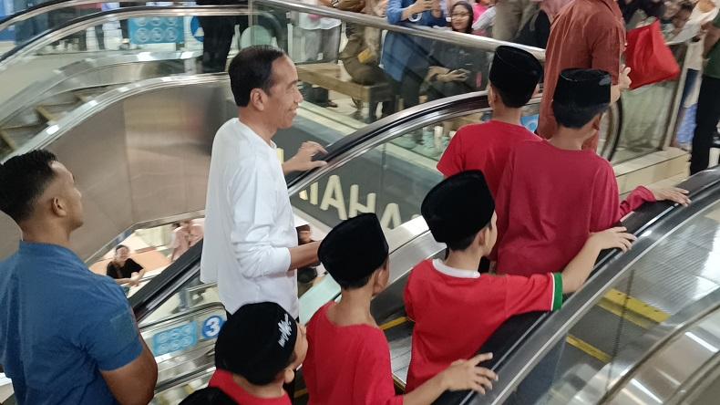 Jokowi Ajak Anak-anak Panti Asuhan ke Plaza Atrium Senen, Belanja Baju Lebaran