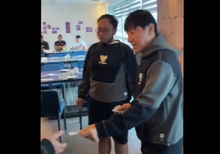 Sambut Idul Fitri, Shin Tae-yong Bagi-Bagi THR 100 Dolar Per Orang