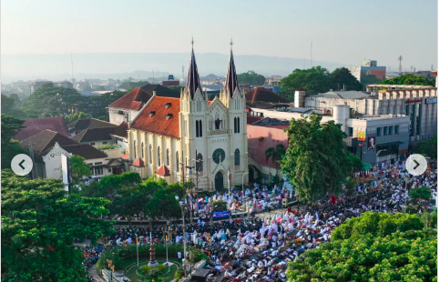 Potret Warga di Malang Sholat Id Memakai Halaman Gereja, Netizen: Indahnya Indonesia