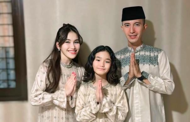 Ayu Ting Ting Unggah Foto Bareng Calon Suami di Hari Lebaran, Mesra Bersama Keluarga Besar