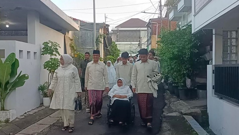 Anies Baswedan dan Keluarga Salat Id di Masjid Babul Khoirot Lebak Bulus