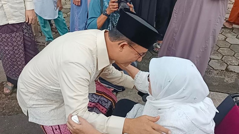 Momen Haru Anies Sungkem ke Ibunda usai Salat Id di Lebak Bulus
