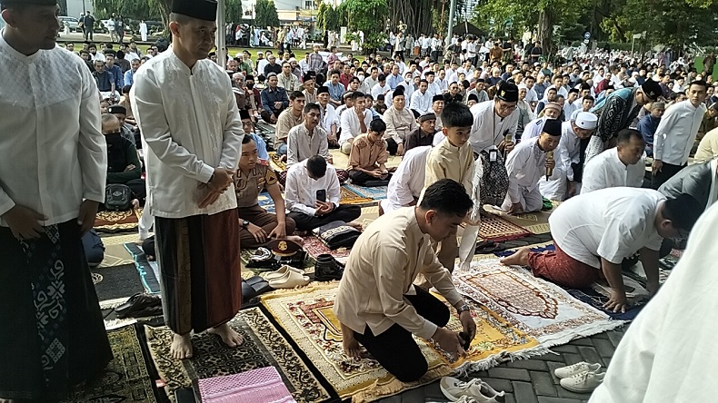 Gibran Bersama Istri dan Kedua Anaknya Salat Id di Balai Kota Solo