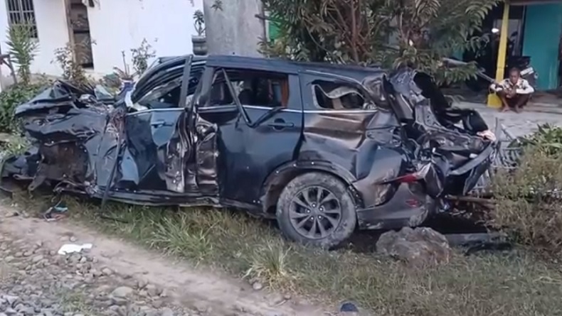 Mobil Ditumpangi Satu Keluarga Tertabrak Kereta di Brebes, 2 Orang Tewas