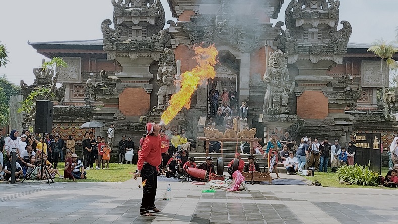 Suasana TMII di Hari Kedua Lebaran, Pengunjung Disuguhi Beragam Hiburan