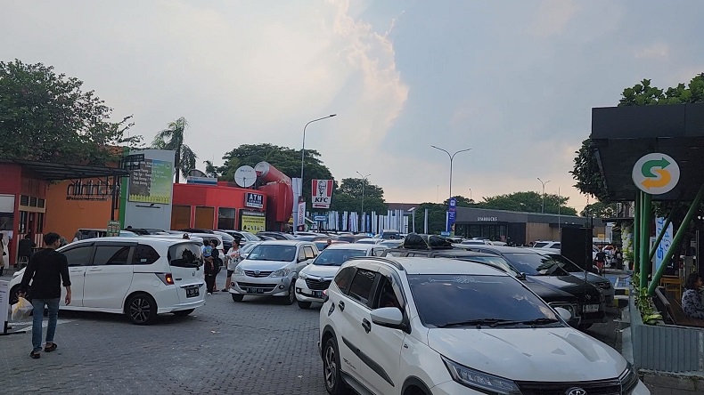 Rest Area Km 57 Tol Japek Penuh H+1 Lebaran, Pemudik Kesulitan Dapat Parkir