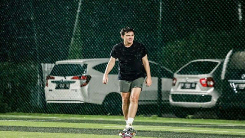 Adipati Dolken Bagi Kisah Memalukan saat Naik Kereta Cepat, Kepedean Diminta Foto Bareng Emak-Emak