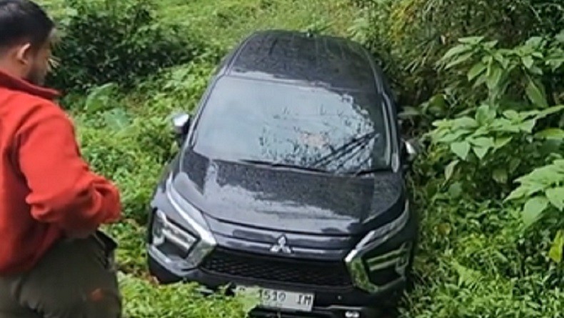 Viral Mobil Xpander Nyungsep ke Parit, Warganet Justru Soroti Hal Ini