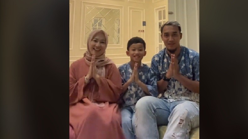 Okie Agustina Rayakan Lebaran Bareng Mantan Suami, Warganet Doakan Rujuk