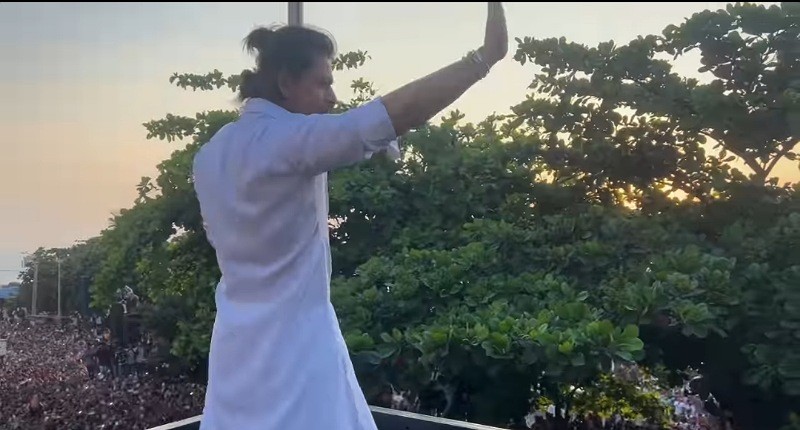 Momen Lebaran Shah Rukh Khan Sapa Penggemar di Depan Rumah sampai Naik Pagar Balkon!