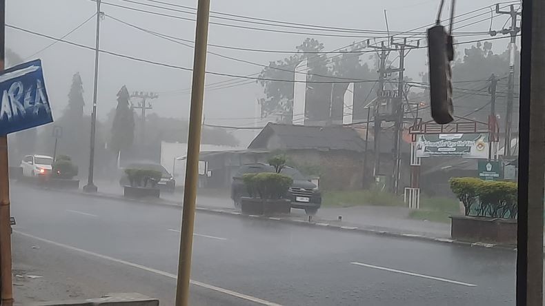 Hujan Deras, Jarak Pandang di Jalur Pantura sekitar 3 Meter