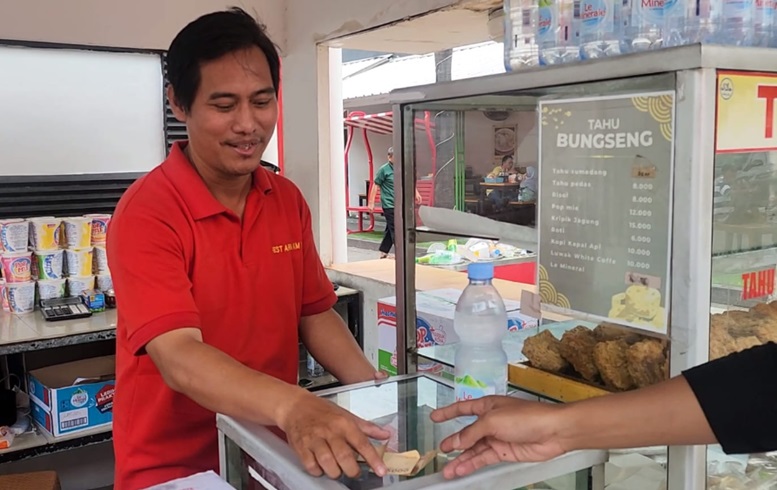 Omzet Pedagang Tahu di Rest Area Tol Japek Tembus Rp8 Juta per Hari pada Arus Mudik 