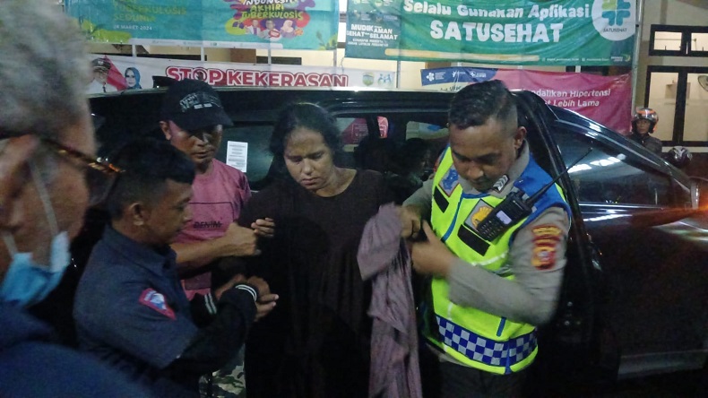 Aksi Humanis Anggota Polres Tasikmalaya, Tolong Perempuan yang Lemas di Lingkar Gentong