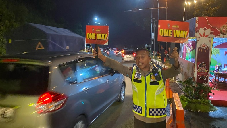 Tingkah Lucu Polisi Minta Pengendara Ngegas saat One Way Diberlakukan di Jalur Gentong