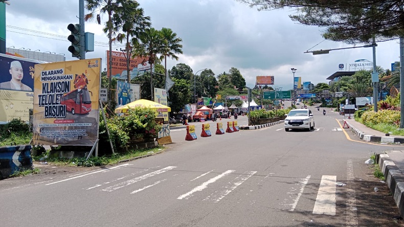 Polisi Berlakukan One Way di Jalur Puncak Arah Jakarta, Kendaraan Turun Makin Banyak
