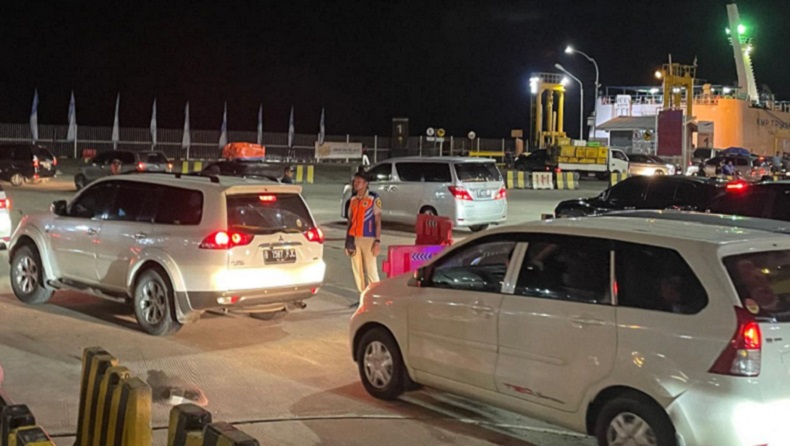 Pemudik Ricuh di Pelabuhan Bakauheni gegara Antrean Diserobot