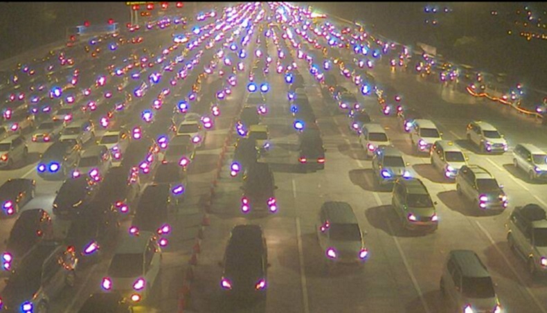 Antrean Kendaraan Mengular di GT Cikampek Utama Malam Ini, Tol Japek Macet hingga 8 Km