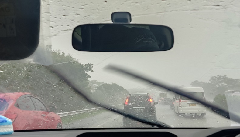 Hujan Deras, Jarak Pandang Pengemudi di Tol Cipali Terbatas