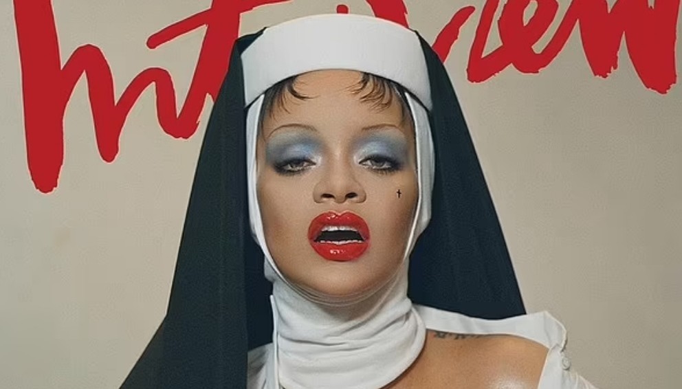 Pakai Baju Biarawati Model Terbuka, Rihanna Dihujat Netizen