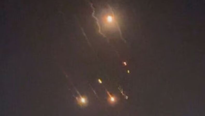 Israel Serang Iran, Rudal Hantam Bandara