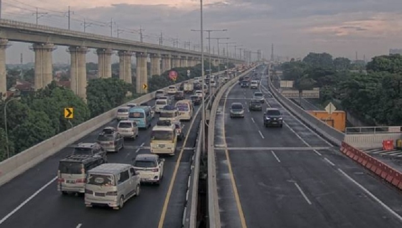 Arus Balik Lebaran, Tol Layang MBZ dan Japek Dipadati Kendaraan Pagi Ini