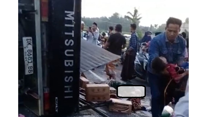 Kecelakaan Mobil Pikap Terguling di Pamekasan, 19 Orang Bergelimpangan Luka-Luka