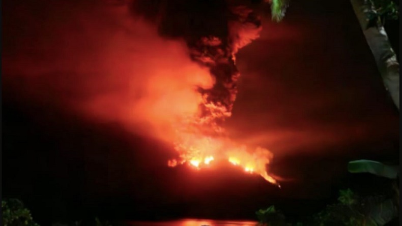 Gunung Ruang di Sitaro Sulut Erupsi, Naik Status ke Level III Waspada
