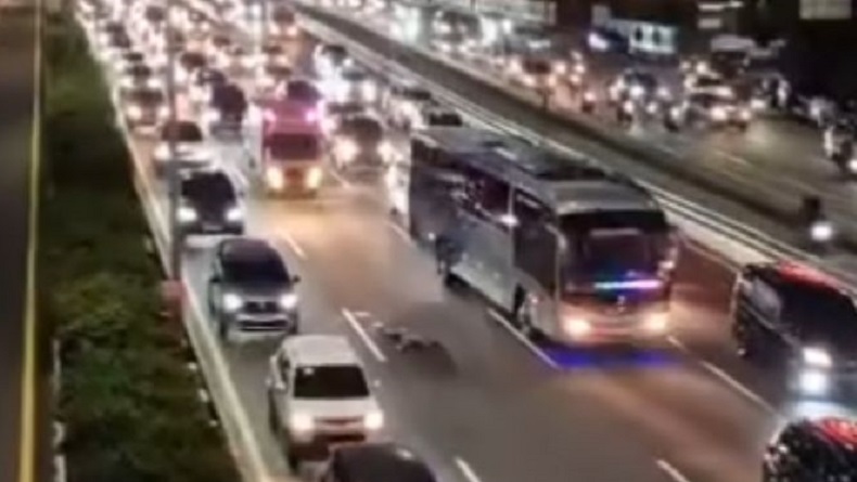 Pria Tewas di Tengah Jalan Tol di Jakbar, Diduga Tertabrak saat Menyeberang
