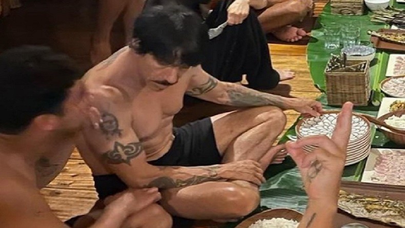 Vokalis Red Hot Chili Peppers Anthony Kiedies Liburan di Mentawai, Asyik Nyantai Bareng Warga Lokal