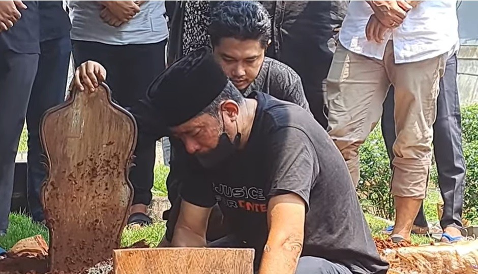 Tangis Pecah, Ibu Angger Dimas Dimakamkan di TPU Jeruk Purut Dekat Makam Dante
