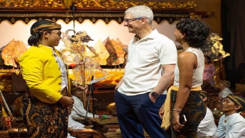 Tim Cook Unggah Foto ke Museum Wayang, Warganet Malah Tanya soal Apple Store