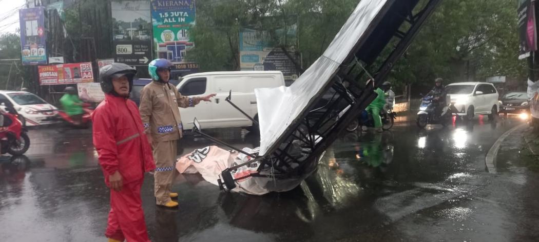 Hujan Deras, Baliho di Jalan Raya Sawangan Depok Roboh Timpa Mobil