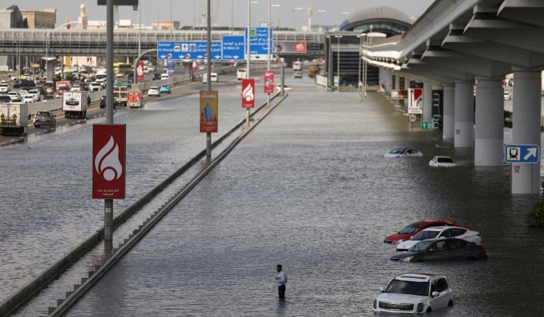 Viral Video Lafaz Azan Berubah saat Banjir Dahsyat Terjang Dubai: Salatlah di Rumah!