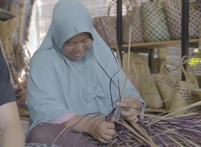 Nasabah PNM Banjarmasin Sukses Sulap Rumput Purun Jadi Tas Cantik