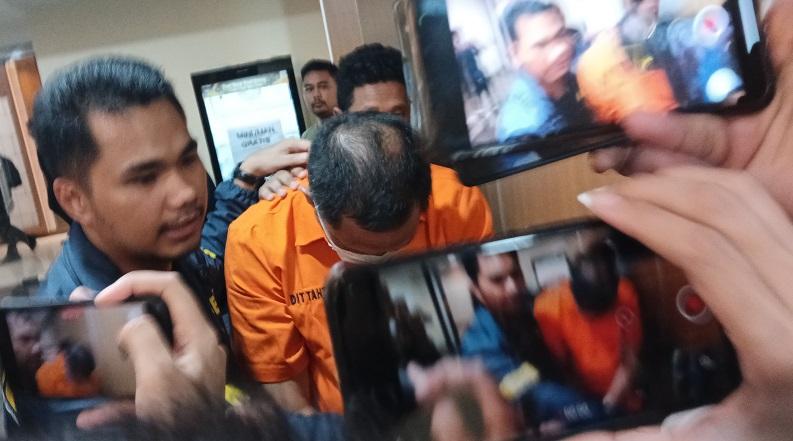 Penampakan Pengemudi Fortuner Arogan Pakai Pelat TNI Palsu, Tertunduk dan Diborgol