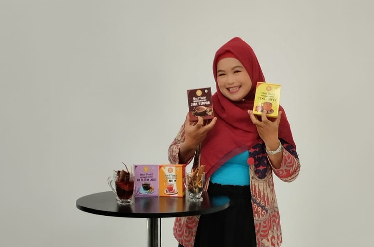 Berbekal Modal Usaha dari PNM Mekaar, Dewi Lambungkan Bisnis Minuman Kesehatan