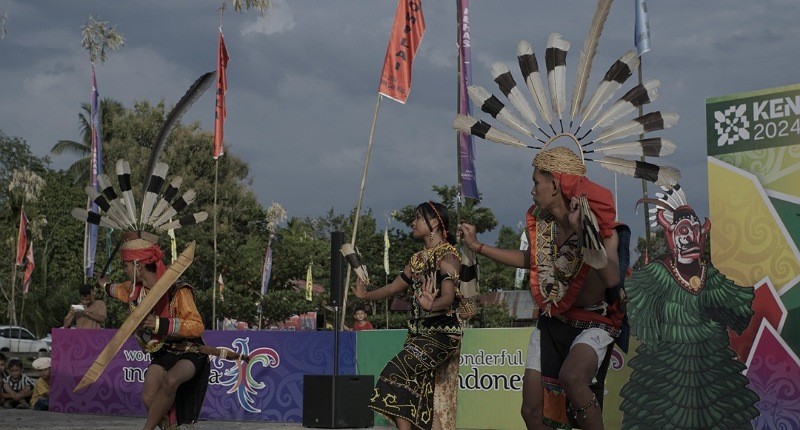 Mengenal Keunikan Ritual Panen Padi Suku Dayak lewat Festival Lom Plai 2024 