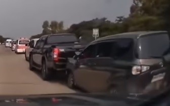 Buntuti Ambulans, Apes Mobil Ini Ringsek akibat Disundul Kendaraan Depan dan Belakang