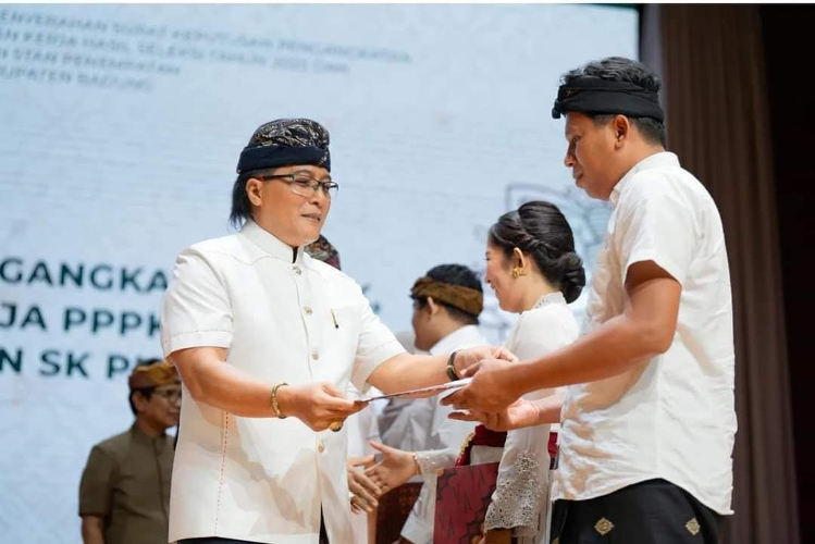 Bupati Badung Serahkan SK 1.935 P3K dan 25 PNS Lulusan PKN STAN