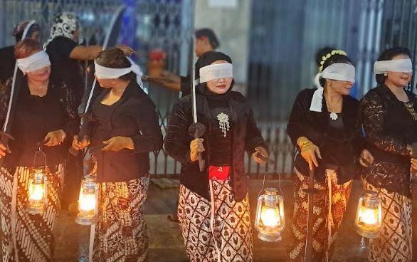 8 Perempuan Gelar Aksi Laku Latri di Tugu Jogja, Harap Hakim MK Beri Rasa Keadilan