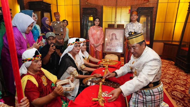 Pj Gubernur Sulsel Bahtiar Dianugerahi Gelar Adat Bugis Bone Daeng Mappuji