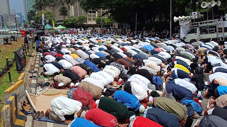 Peserta Aksi Tolak Pemilu Curang Salat Jumat di Kawasan Patung Kuda